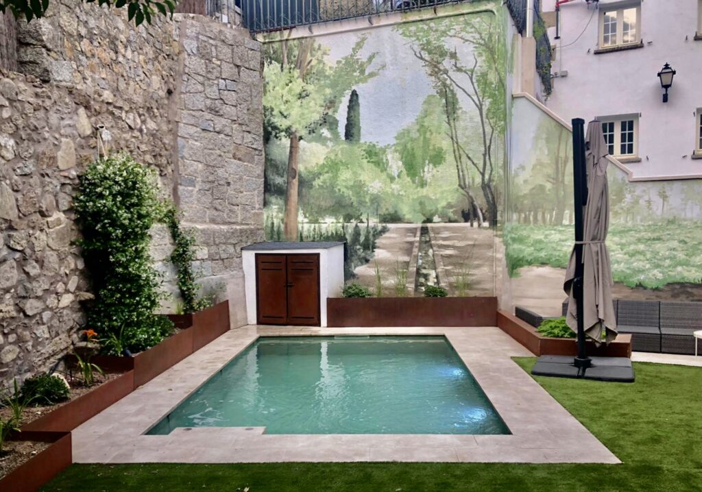 piscina con fondo móvil en una casa unifamiliar y cesped